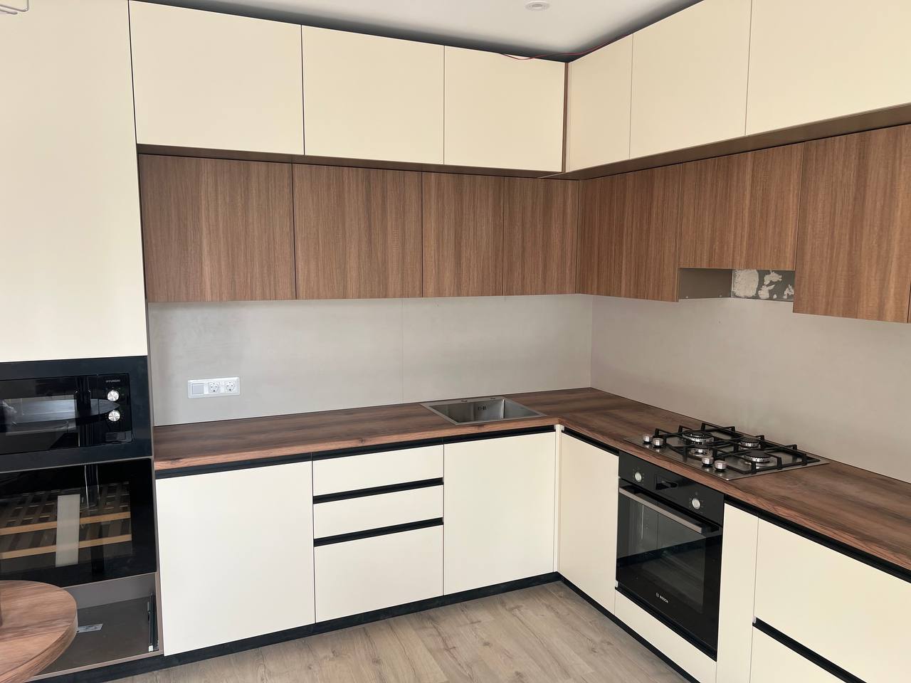 Кухня угловая — Кремовый и тёмное дерево